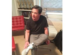''¡Es una locura! ¡Es genial!'', dijo Michael al probarse sus nuevos tenis autoajustables. TWITTER / @MichaelJFoxOrg