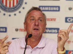 Cruyff en una rueda de prensa en su época de asesor de las Chivas del Guadalajara. EL INFORMADOR / M. Freyria