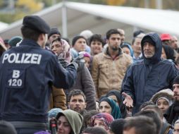 La policía retira las barreras para aliviar la presión que podría haber llevado a la violencia entre los migrantes. EFE / E. Scheriau