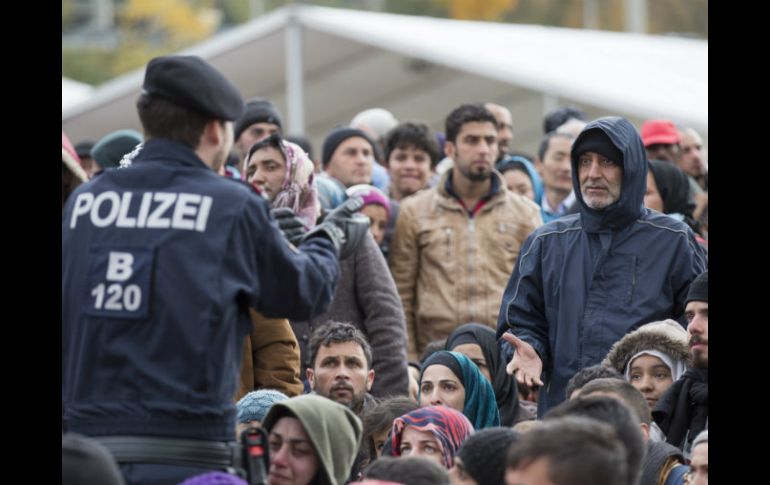 La policía retira las barreras para aliviar la presión que podría haber llevado a la violencia entre los migrantes. EFE / E. Scheriau