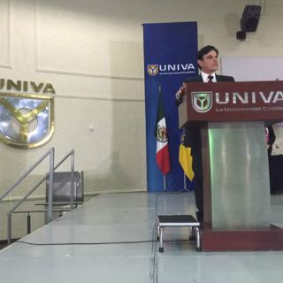 Reconocen a Jessie Cervantes como el comunicador del año