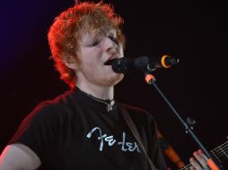 Sheeran cuenta que se asegura de salir a beber las noches previas a sus conciertos. AP / ARCHIVO