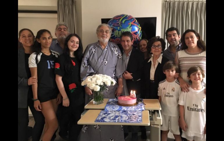 El tenor publicó en Facebook una foto junto a su familia en la que expresa su deseo de irse a 'casa pronto'. FACEBOOK / PlácidoDomingo