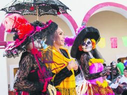 Junto a un par de catrinas, María Elena Limón, alcaldesa de Tlaquepaque, comienza ya con los festejos. EL INFORMADOR / P. Franco