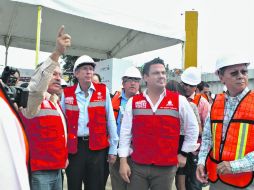 El secretario de la SCT, Gerardo Ruiz Esparza (centro), visitó ayer la ciudad para supervisar los avances de la Línea 3 del Tren Ligero EL INFORMADOR / A. Hinojosa