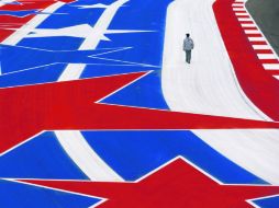 Un trabajador recorre la pista del Circuito de las Américas, sede del Gran Premio de Estados Unidos. AP / E. Gay