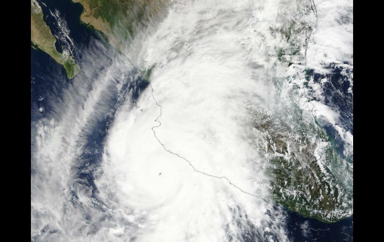 Antes de tocar tierra, el huracán registró vientos sostenidos de 325kmh, convirtiéndose en el mayor registrado en la historia. EFE / NASA