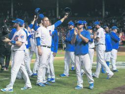 Jugadores de Chicago se despiden de los aficionados tras quedar eliminados en la Serie de Campeonato de la Liga Nacional ante los Mets. AFP / N. Huh