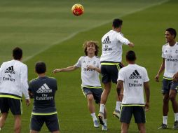 El croata Luka Modric (al centro y de frente) entrenó al parejo del equipo madridista y podría ver acción hoy contra el Celta de Vigo. EFE / Mariscal