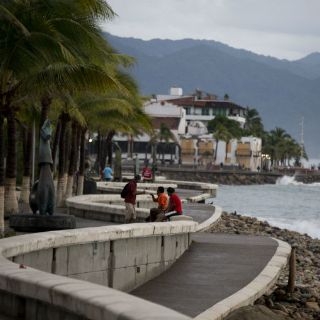 Puerto Vallarta vuelve a la normalidad tras paso de 'Patricia'