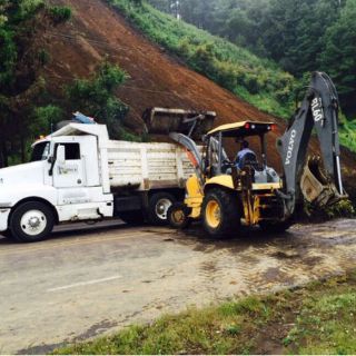 Atienden derrumbes carreteros en Michoacán por 'Patricia'