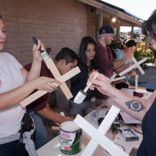 Cementerio en EU celebra Día Muertos con altares de indocumentados