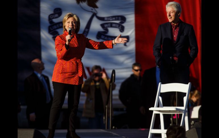 Bill Clinton lleva meses recaudando fondos para su esposa pero no la había acompañado en ningún acto de campaña. AP / B. Powers