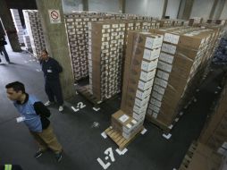 Las autoridades electorales han iniciado el reparto de las urnas y las papeletas para cada una de las 95 mil mesas. EFE / D. Fernández