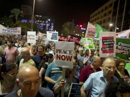 Aproximadamente 10 mil personas se reunieron bajo el lema 'No habrá seguridad sin una solución negociada'. EFE / A. Sultan