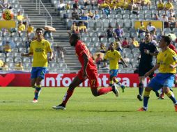 El delantero Cédric Bakambu (c), se lleva la pelota durante el partido de la jornada nueve de la Liga Española. EFE / E. Urquijo