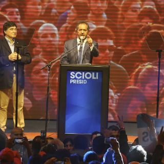 Scioli agradece triunfo en Argentina, no confirma segunda vuelta