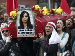 Familiares y amigos de Dilek Dogan lloran su muerte durante su entierro en Estambul. EFE / S. Suna