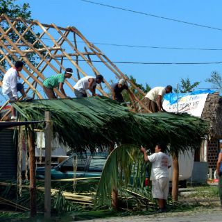 Quedan 60 personas en albergue de Cihuatlán luego de 'Patricia'