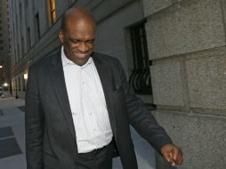 Tras colocarle un brazalete electrónico, John Ashe salió y rechazó hablar con los medios. AP / K. Willens
