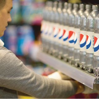 Pepsi enfrenta mejor que Coca-Cola la carga fiscal