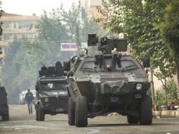 Fuerzas de seguridad realizan patrullajes y redadas para ubicar a cuatro potenciales terroristas suicidas. AP / M. Bozarslan