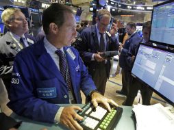 Wall Street registra pérdidas en una jornada en que inversionistas esperan la publicación de reportes trimestrales. AP / ARCHIVO