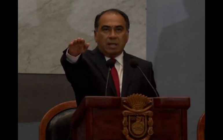 Héctor Astudillo toma protesta como gobernador constitucional de Guerrero en el Congreso estatal, en Chilpancingo. ESPECIAL /