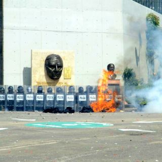 Normalistas causan daños en Congreso de Guerrero