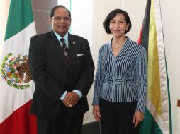 Nagamootoo es recibido por la subsecretaria para América Latina y el Caribe, Socorro Flores Liera. TWITTER / @SRE_mx