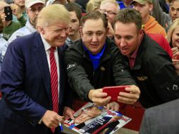 Trump incluso bajo del estrado para hablar con un veterano de guerra, lo que ocasiono ovaciones de sus seguidores. AP / N. Harnik