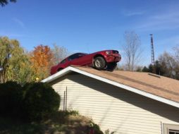 El Mustang atravesó varios arbustos, árboles y una cerca antes de detenerse sobre el techo. AP / Policía de Michigan