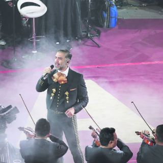 Alejandro Fernández tuvo laringitis; aclara rumores