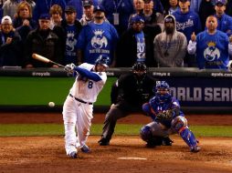 Mike Moustakas, de los Reales, conecta de hit durante el sexto inning del partido de ayer. AFP / C. Petersen