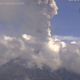 Volcán El Colima emite fumarola de 1.8 kilómetros de altura