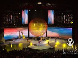En el interior del inmueble los casi 10 mil espectadores disfrutaron de un fragmento de la puesta en escena 'El rey león'. TWITTER / @LunasAuditorio