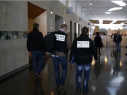 El hombre herido fue trasladado a un hospital en estado crítico mientras la policía estableció un perímetro de seguridad. EFE / Y. Valat