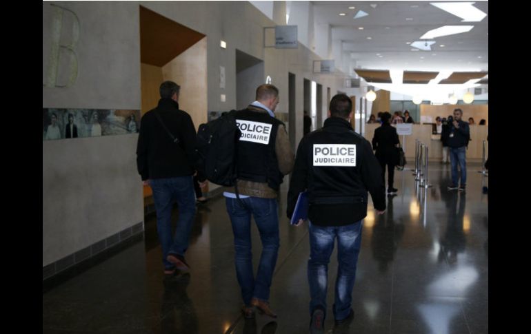 El hombre herido fue trasladado a un hospital en estado crítico mientras la policía estableció un perímetro de seguridad. EFE / Y. Valat