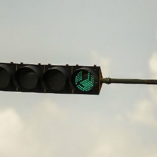 Microbús choca contra semáforo en calzada de los Misterios en DF