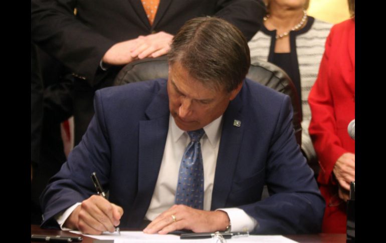 La nueva ley HB 318 ya está firmada por el gobernador Pat McCrory. EFE / W. Gómez