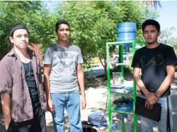 Los estudiantes señalan que es posible reutilizar el aceite que desechan los restaurantes, disminuyendo la contaminación del agua. FACEBOOK / Universidad Autónoma de Baja California Sur