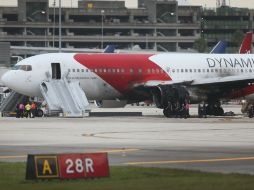En videos que circulan por internet se puede ver el avión, del que salía una espesa nube de humo negro. AFP / J. Raedle