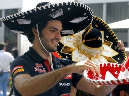 Sainz se contagió del ambiente de fiesta en torno al Gran Premio de México y aprovechó para probarse algunos sombreros de charro. EFE / U. Ruiz.