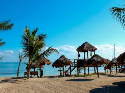 Cancún se quedará con la ''Milla de Oro'', franja costera donde pueden construirse 13 mil nuevos cuartos que dejarían grandes ingresos. EL INFORMADOR / ARCHIVO