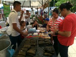 Se ofrecen variedades de tamales propios de la región, como de chipilín, de masa colada y de maíz nuevo. NTX / J. Almeida