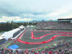 Ante la amenaza de lluvia en los minutos finales de la segunda sesión de prácticas libres, fue Nico Rosberg el que aprovechó la pista. AFP / M. Thompson