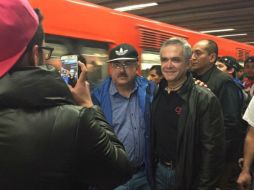 Mancera se tomó selfies con los capitalinos y hasta conversó con ellos. TWITTER / @ManceraMiguelMX