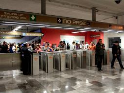 La molestia del usuario se desata luego de que policías del Metro le negaran abrir una puerta de acceso en los torniquetes. NTX / ARCHIVO