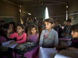 Las escuelas que siguen abiertas están desbordadas, con aulas de 60 estudiantes y funcionando de dos a tres turnos diarios. AP / ARCHIVO