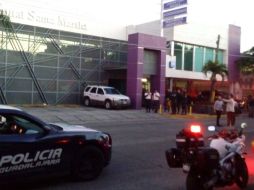 Autoridades acudieron al hospital para proceder a la evacuación de todos los pacientes. EL INFORMADOR /